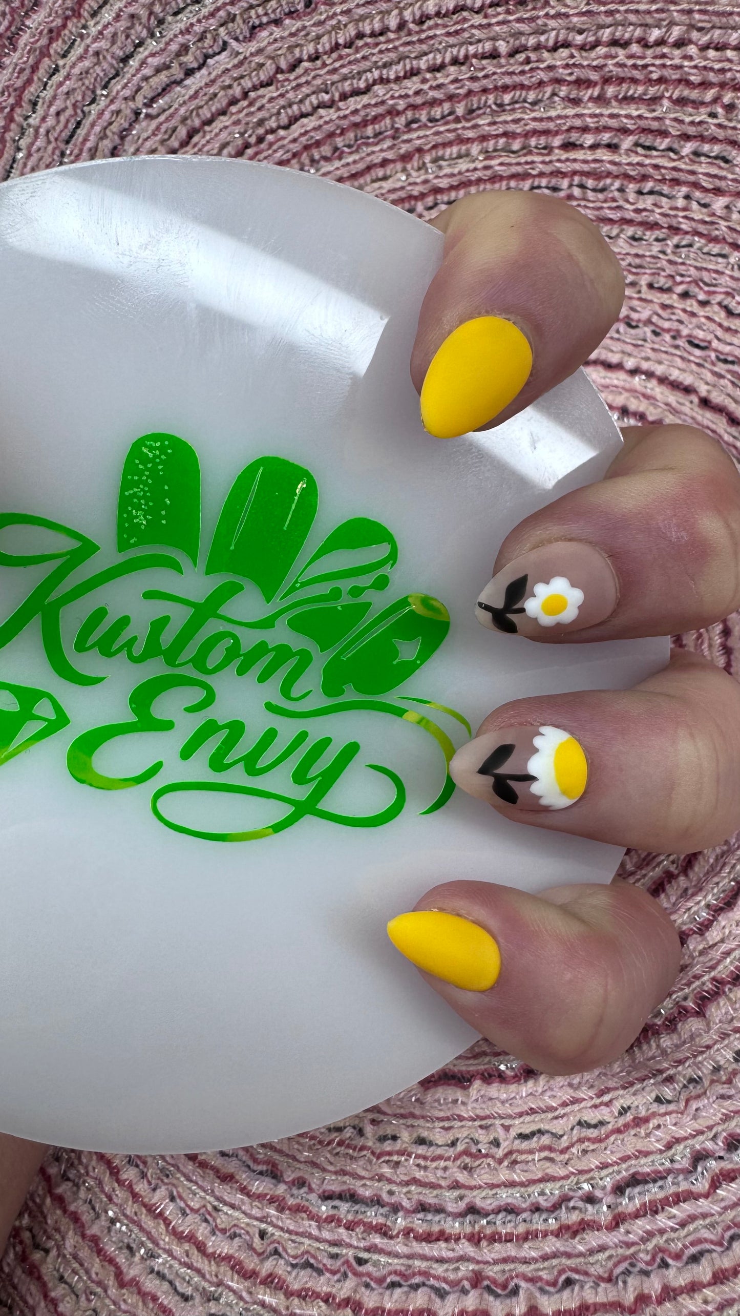 Sunshine Daisy Press-On Nails